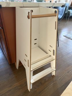 Standing tower / step stool for kids / toddlers