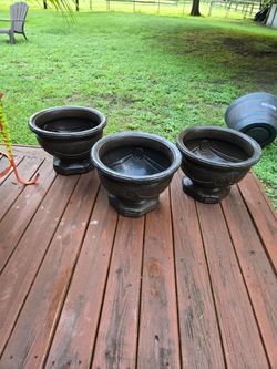 Plastic planters (3)