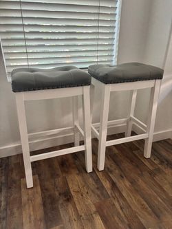 Set of 2 Bar Stools with Gray Tufted Seats