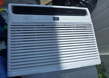 Frigidaire FFRE153ZA1 (15,100 BTU Window Air Conditioner) - excellent conditions