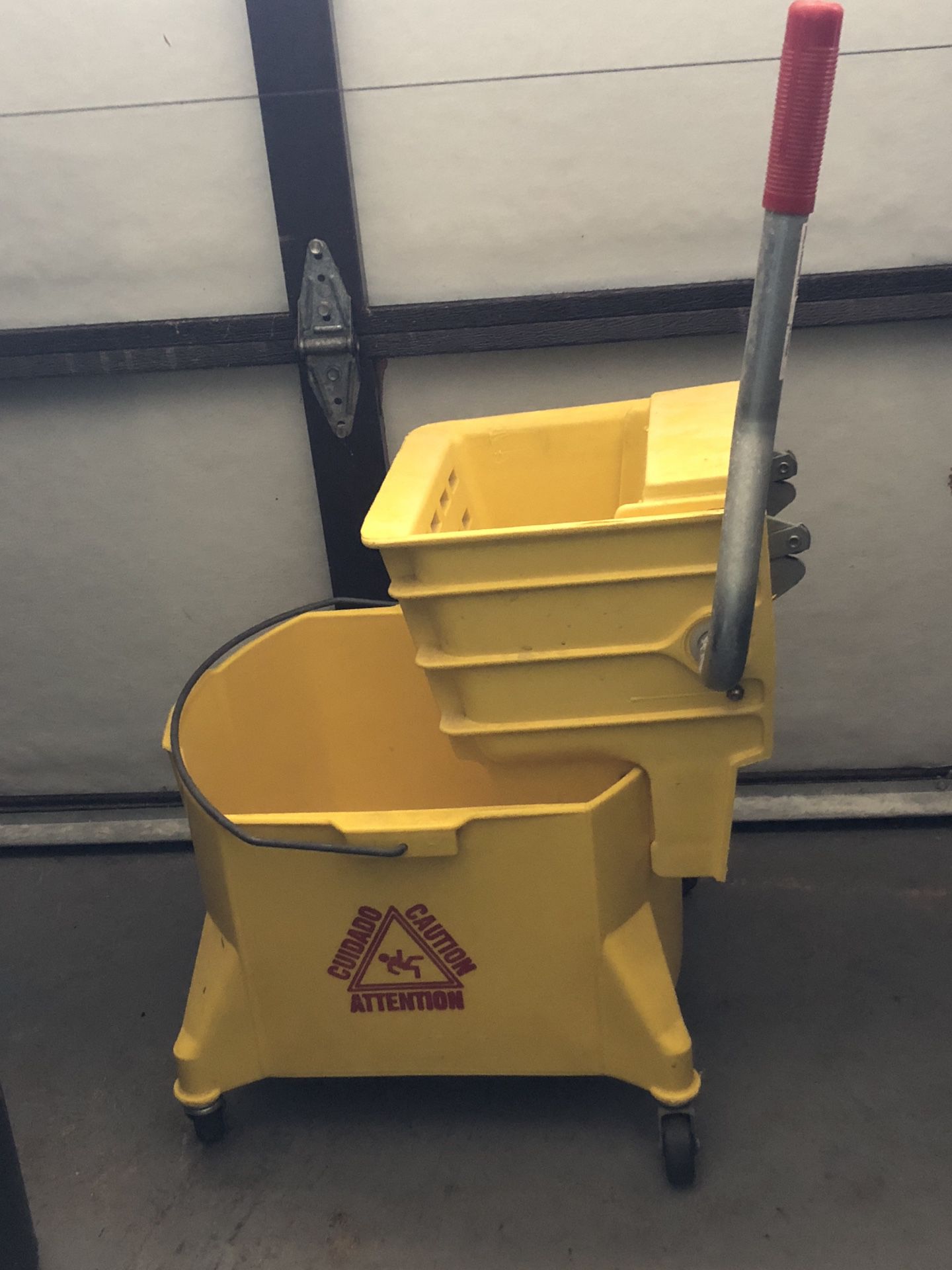 Mop bucket with ringer