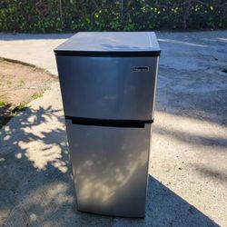 New Magic Chef 4.5 cu. ft. 2 Door Compact Mini Fridge in Stainless Look with Freezer