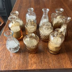 Approx 50 Eclectic Amber And Clear Small Vases And Pompous Grass 
