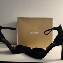 Suede Michael Kors Square Heels Lisa Pumps Classic Pump with original box.
Size 8.5M
Black Suede. Pointed-toe, ankle-strap pumps 