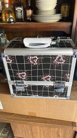 Jewelry box with lock