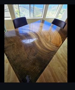 E Swirl Dining Table