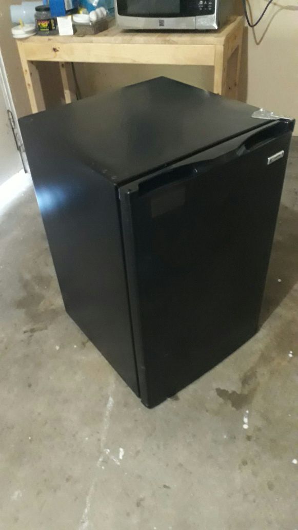 Kenmore mini refrigerator, 4.6 cu ft, model 183