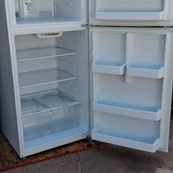  Excellent And Cleaned Well Ready For Use Avanti Too Freezer Bottom Refrigerator White Enamel Retails Over 900 Kitchen Appliances Works Excellent  
