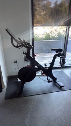 Peloton Bike — Excellent Condition, Gen 3 Touchscreen — Men's Size 10 Shoes Included