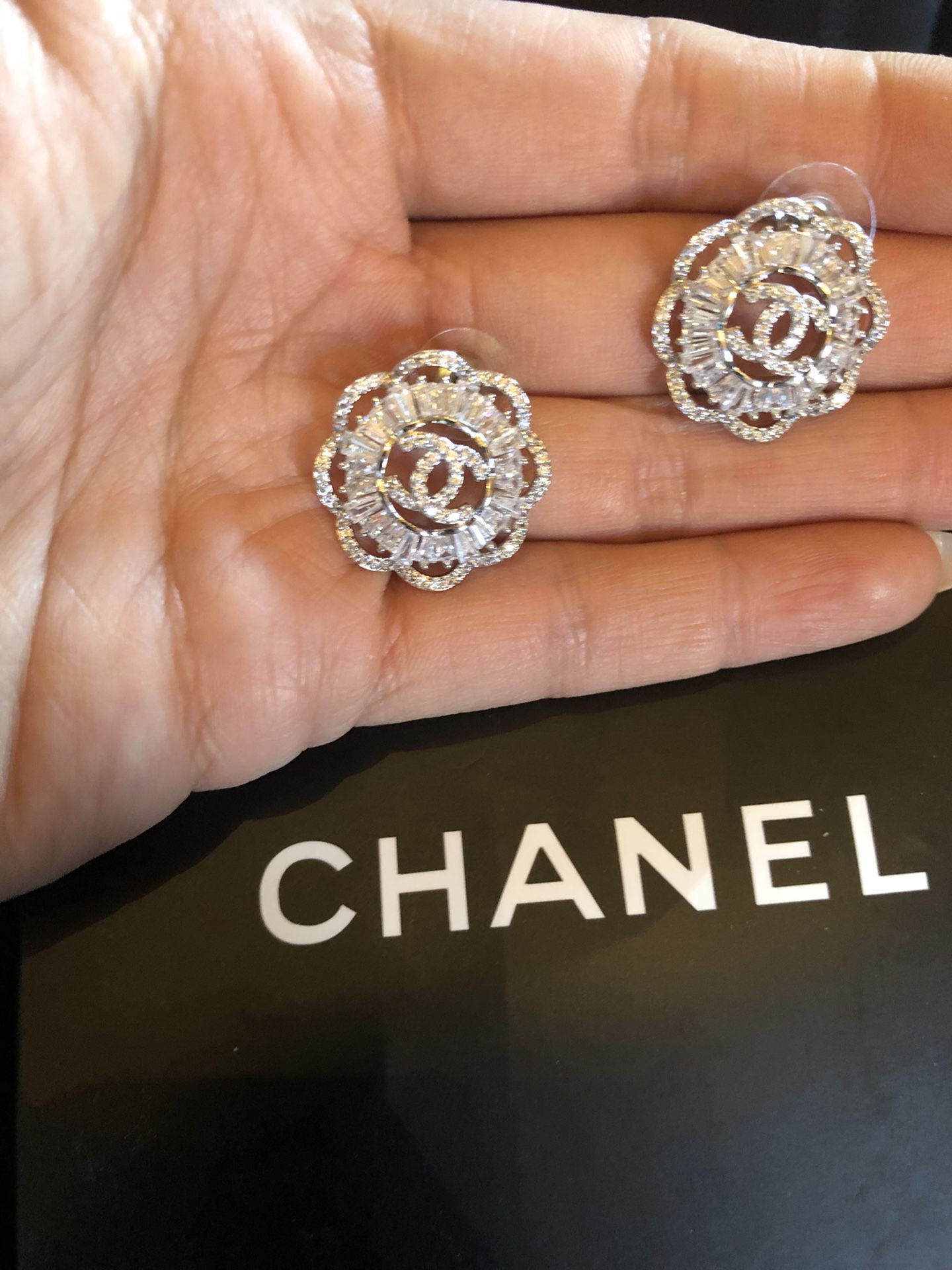 Shop CHANEL Earrings (A86504Y09569 Z2800) by Floja