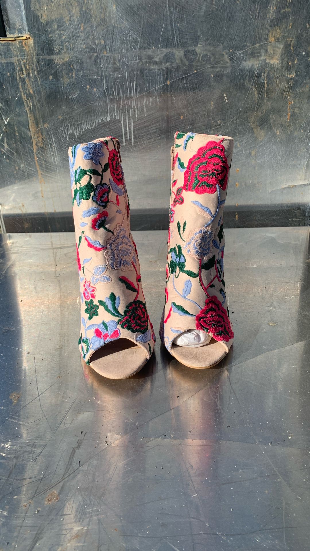 Woman’s Stitch Flower Heels Size 9