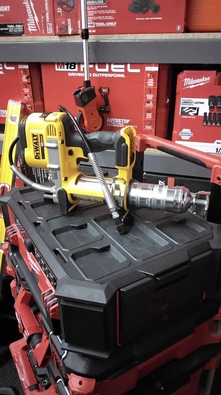 DEWALT 20V MAX CORDLEES GREASE GUN (TOOL ONLY)