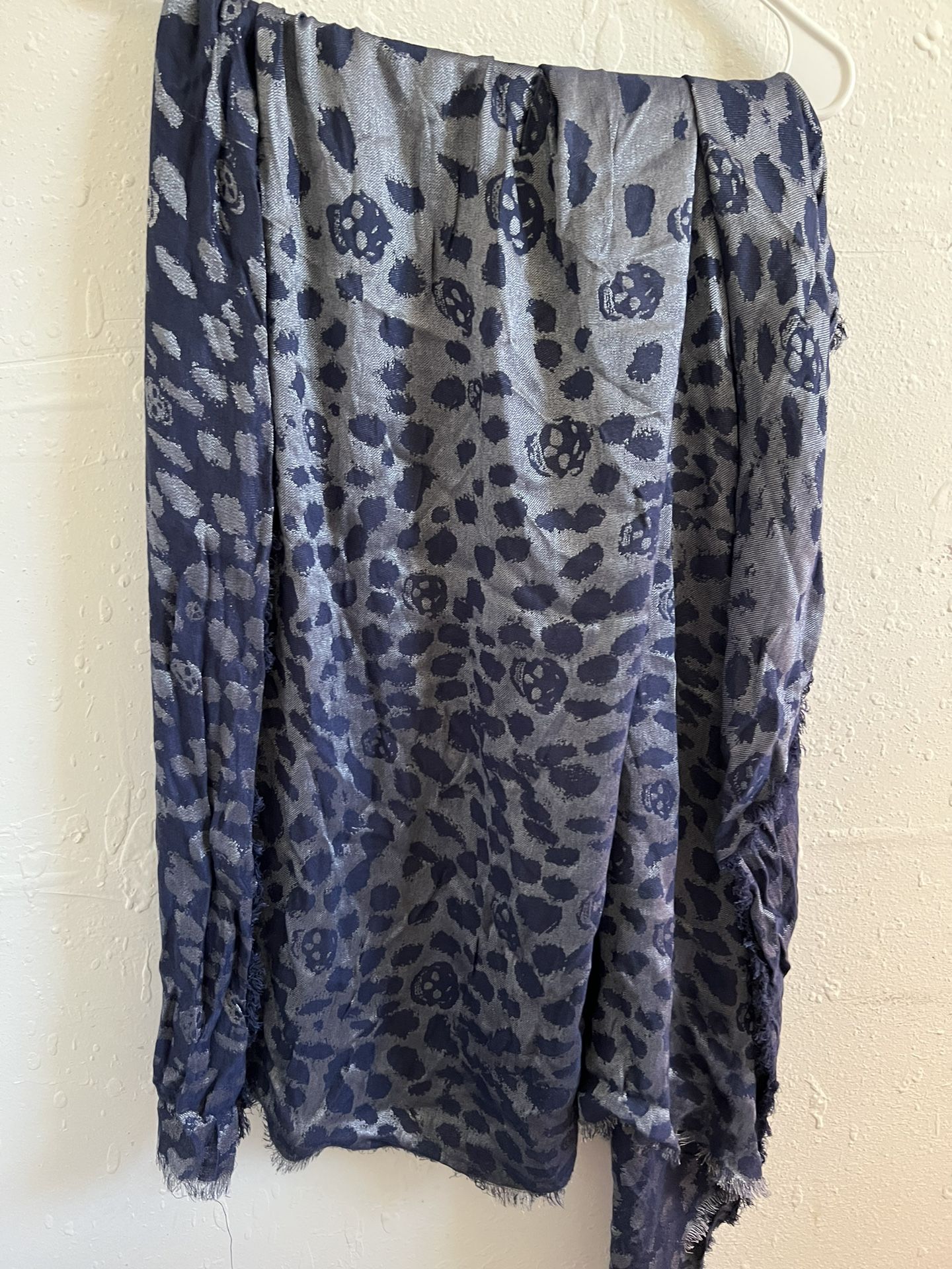 alexander mcqueen blue whit skull scsrf shawl 40* 38 Inch
