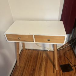 Stylish White Table With Removable Legs