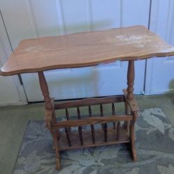 SMALL VINTAGE END TABLE/ MAGAZINE HOLDER