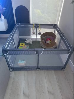 Baby play pen with mat