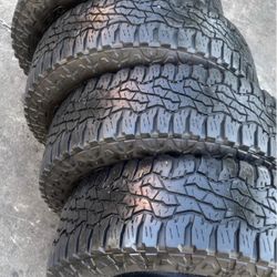 275/70/18 vendo un set de llantas Marca Goodyear en perfectas condiciones de vida las 4