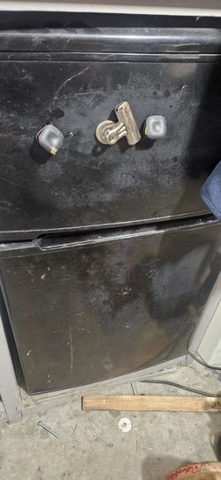 Avanti MINI FRIDGE
