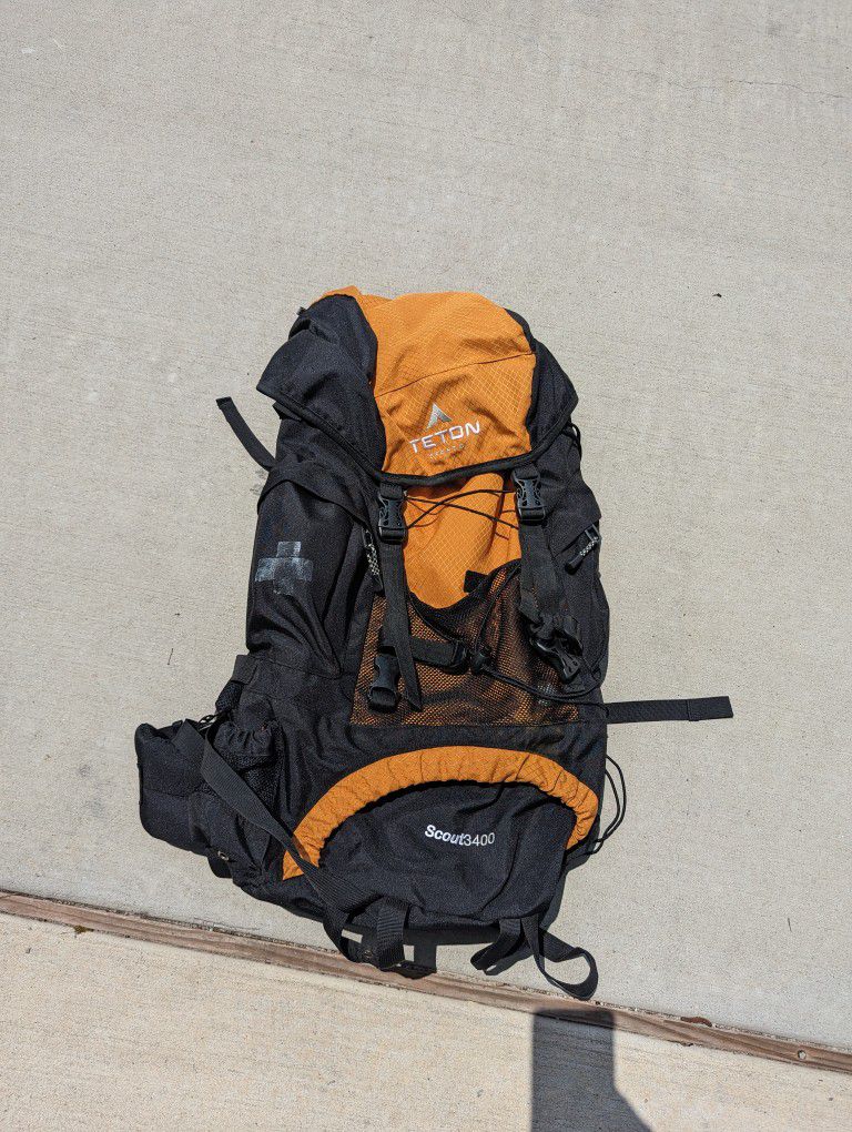 Teton Scout 3400 Hiking Backpack Internal Frame Padded Comfort Lightweight Unisex 28H X13W Camping 
Used only a couple of times. 
LIKE NEW

Pick up in