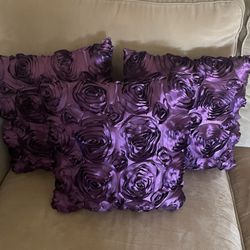 Sofa Pillows Very Nice And Clean And good Condition.