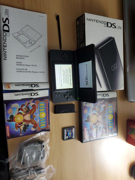 DSI BLACK in Box With Paperwork And Charger With Game