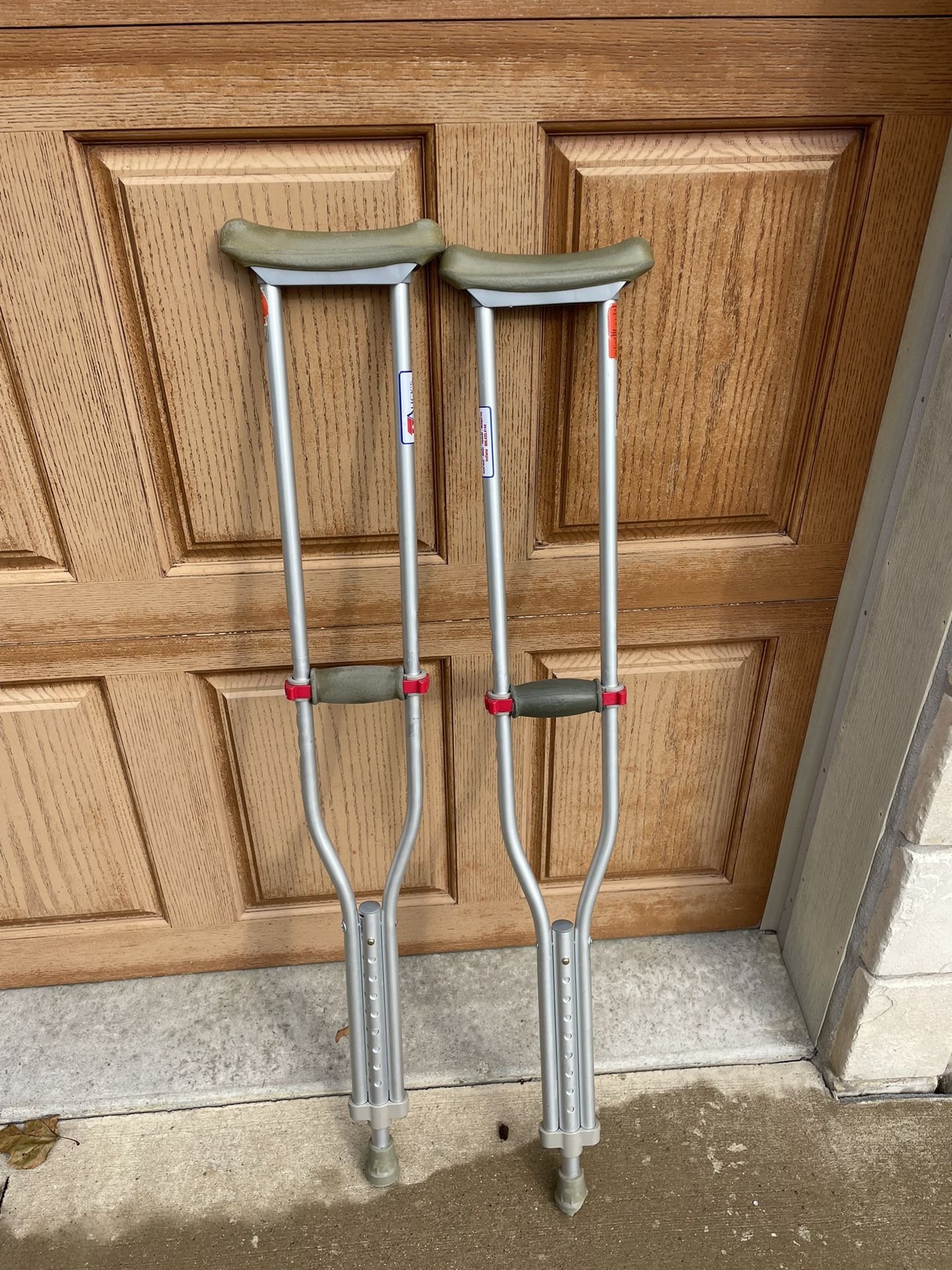 Crutches 5’1-5’9