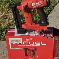 New MILWAUKEE M18 FUEL 18-Volt Lithium-lon Brushless Cordless 18-G Gauge 1/4 in. Narrow Crown Stapler (Tool- Only)