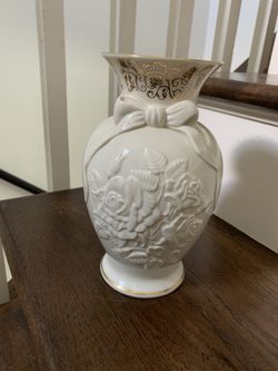 Lenox Porcelain Vase With Bow Design And Gold Trim