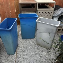 Los 3 Botes De Plástico X $60