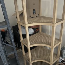 Corner plant/organizer