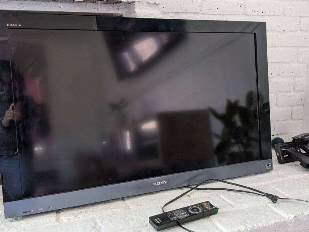 Sony Bravia 40 inches TV with Mount for Sale in Santa - OfferUp