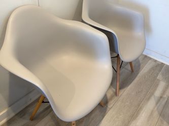 Set of 2 Modern Shell Armchairs with Wood Legs