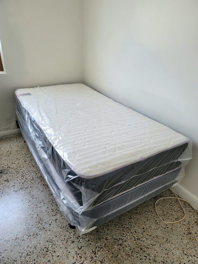 NEW Twin MATTRESS and BOX SPRING. Bed frame not included👍