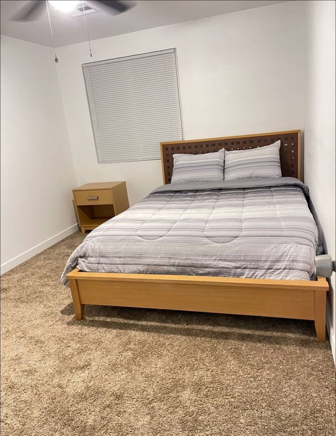 QUEEN SIZE BED FRAME MATRESS AND BOX  SPRING 