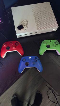 Wireless 3 Xbox controllers