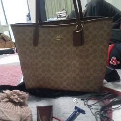 Caoch Purse Hand Bag. Huge Weneder