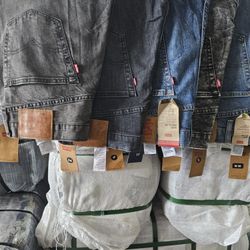 Jeans Levi's Nuevo de hombre solo $13 c/u  disponible en paquetes de 60 pantalones 