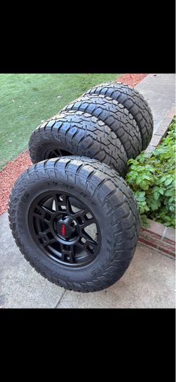 Toyota Tacoma TRD pro wheels and tires 33x12.50/17!
