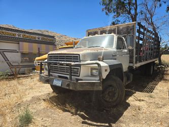 1981 FORD F700 DIESEL STAKE BED