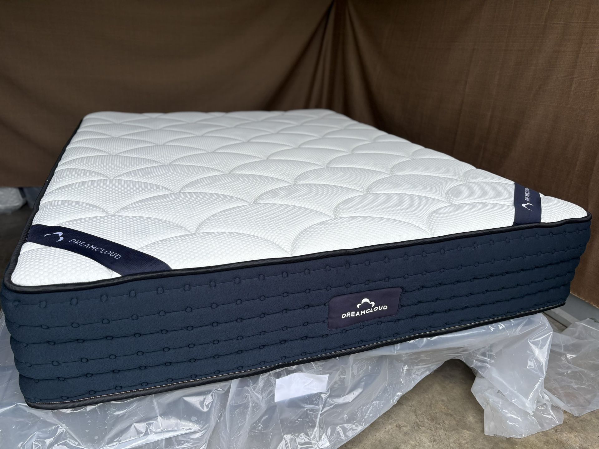 The DreamCloud, Queen, Like New, Perfect Condition  Dreamcloud, The DreamCloud, Queen, only Asking for $345 Retails for $665  Used less than 90 days N