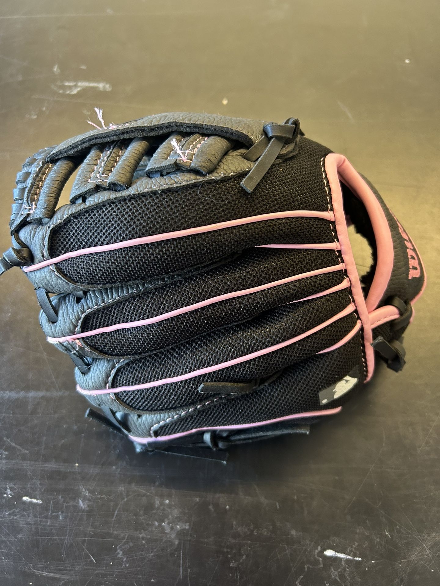 wilson girls tball glove. brand new. 9”