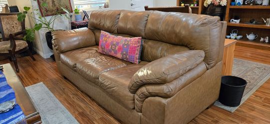 Brown couch in good condition