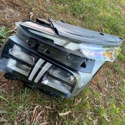 2021-23 Hyundai Santa Fe Driver Headlight Left Headlight part# 92101S2500