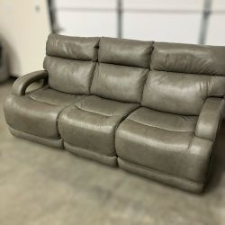 Dovestone Leather Power Reclining Sofa with Power Headrests DELIVERY AVAILABLE for Sale in Clarksville TN OfferUp