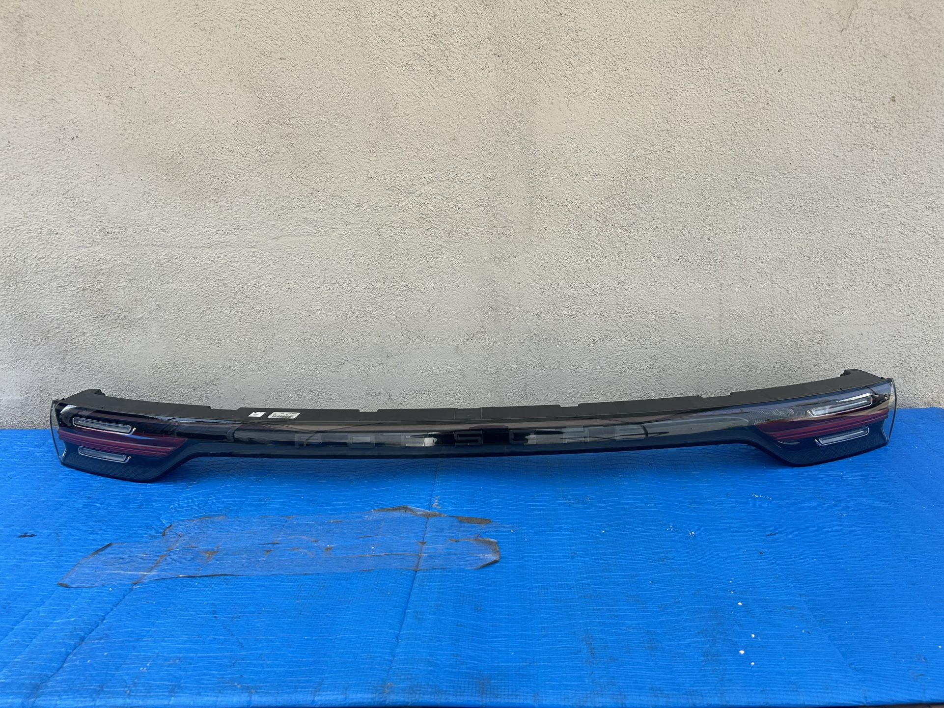 19 20 21 PORSCHE CAYENNE CENTER TAILLIGHT OEM