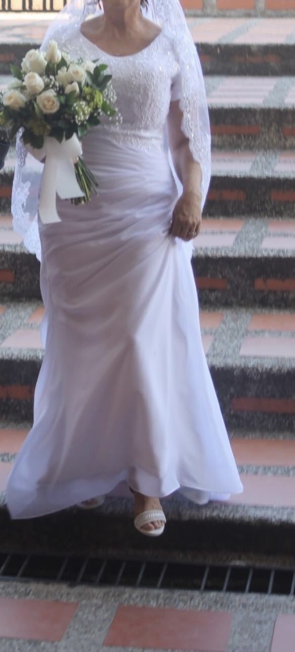 Beautiful Wedding Dress Size 6-8 Taylor-made