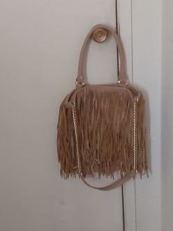 STEVE MADDEN GOLD CHAIN CROSSBODY & HANDLE VINYL PURSE , TAN WITH SUEDE FRINGE