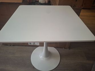 White tabel
