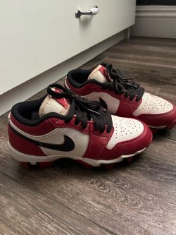 Baseball cleats