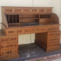 Classic Farmer’s Roll-Top Amish Desk

